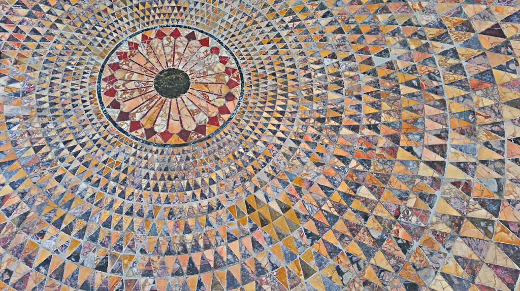 Villa dei Papiri, Herculaneum. July 2019.
Detail of centre of circular polychrome mosaic floor, from the Belvedere. Photo courtesy of Giuseppe Ciaramella.